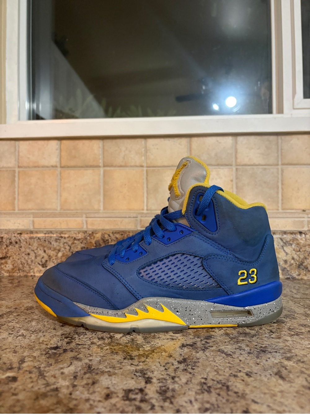 Jordan 5 Laney - Picture 3 of 5